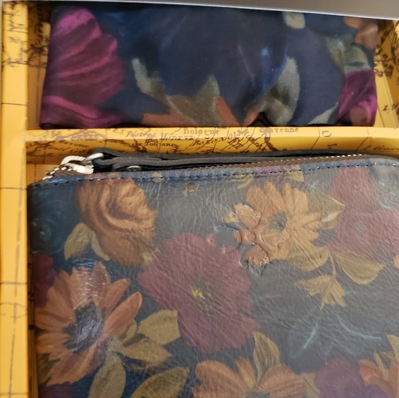 Patricia nash Duo wristlet/wallet and Scarf sets w box - Picture 15 of 16